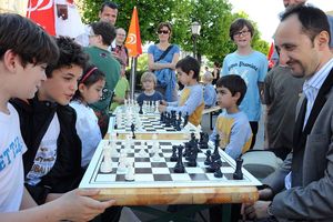 Topalov fordert die Kinder beim Schachfest